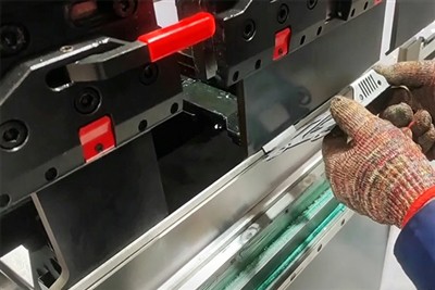 Wat is een elektrische-hydraulische servo-CNC-afkantpers?